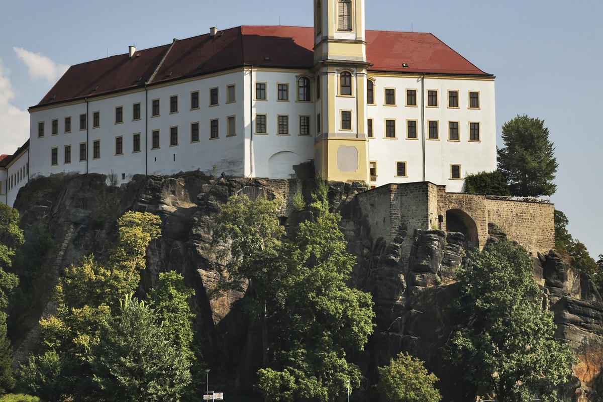 www.media.visitczechia.com/302563-zamek-castle-decin