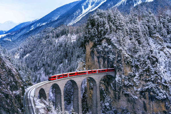 Winterlicher Glacier- und Bernina-Express